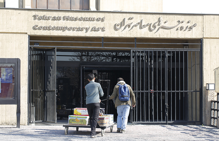 دریافت اصل آثار از هنرمندان (عکس: ساینا قادری)